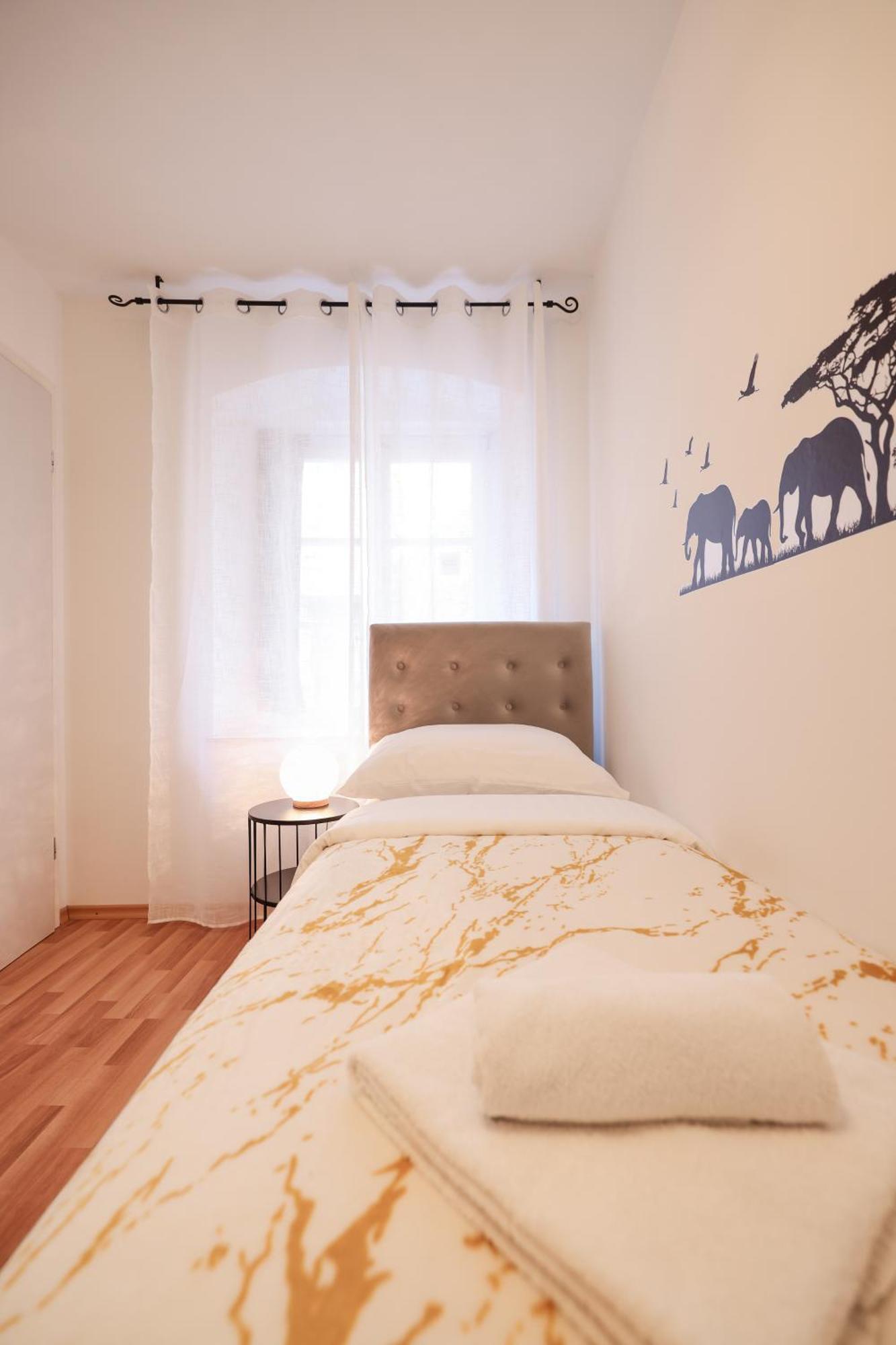 Viva - 2 Bedroom Apt In City Centar Zara Esterno foto